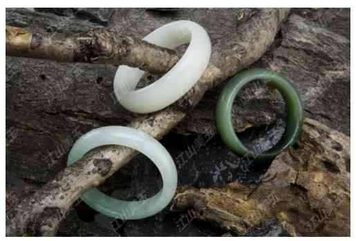 自己在家怎么鉴定玉镯真假(自己在家怎么鉴定玉镯真假视频)