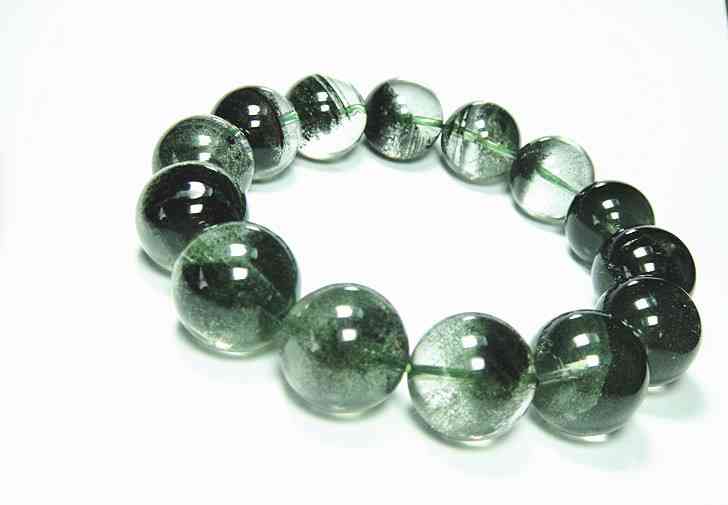 绿水晶适合什么人佩戴(绿水晶适合什么人佩戴图片)