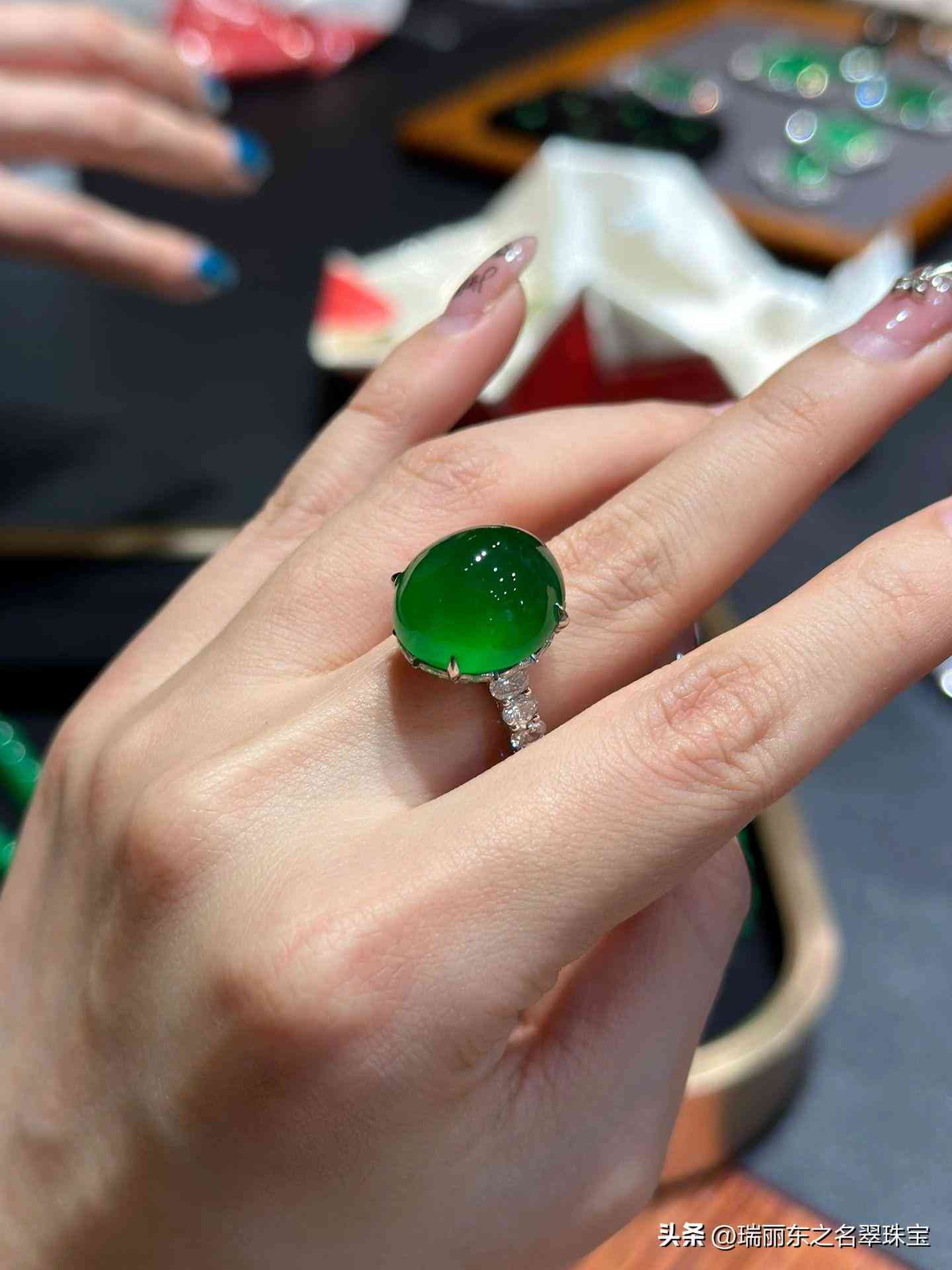 玉和翡翠是一样的东西吗(玉和翡翠是一样的东西吗图片)