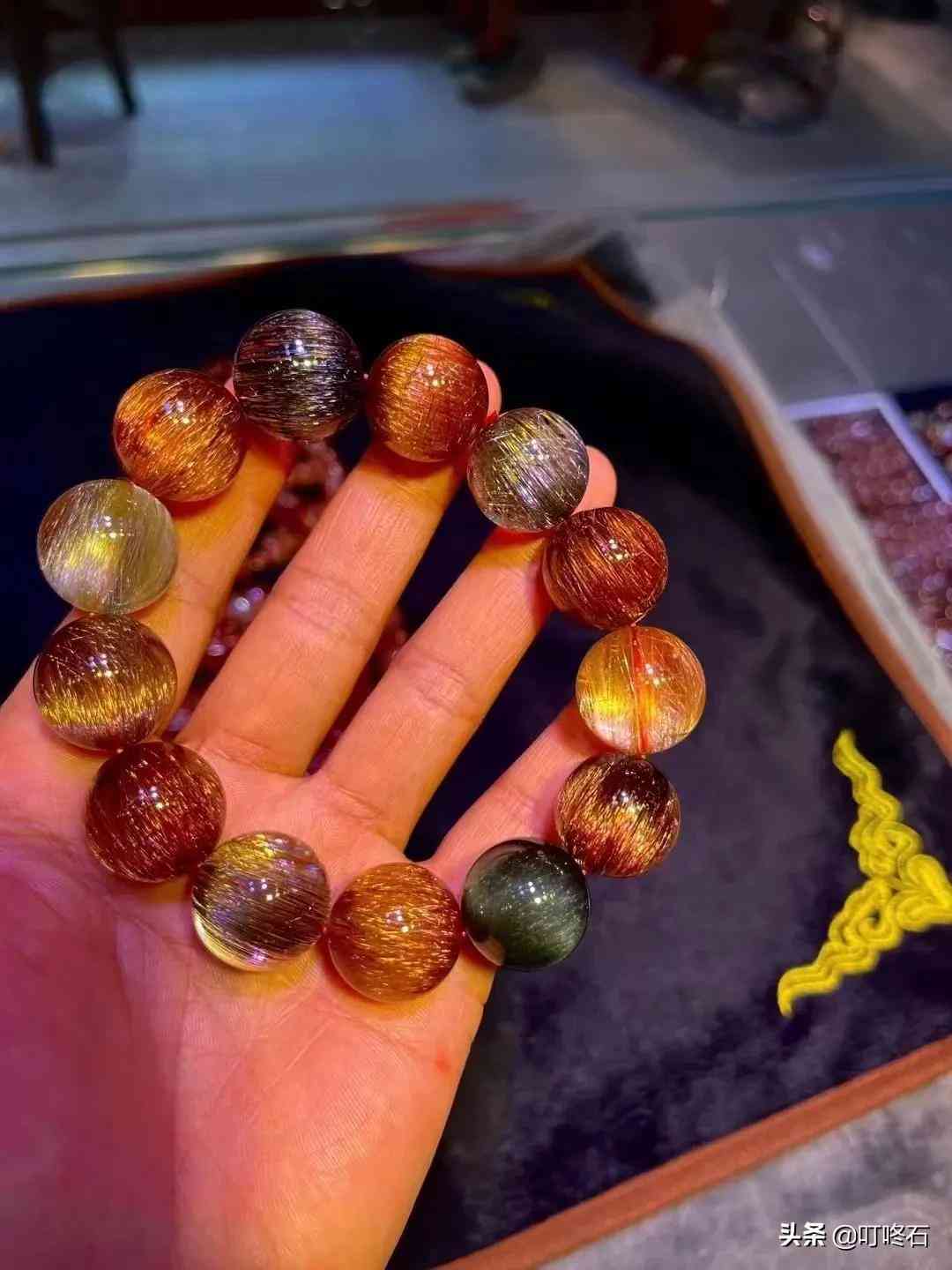 金发晶手串价格(金发晶手串价格怎么那么乱)