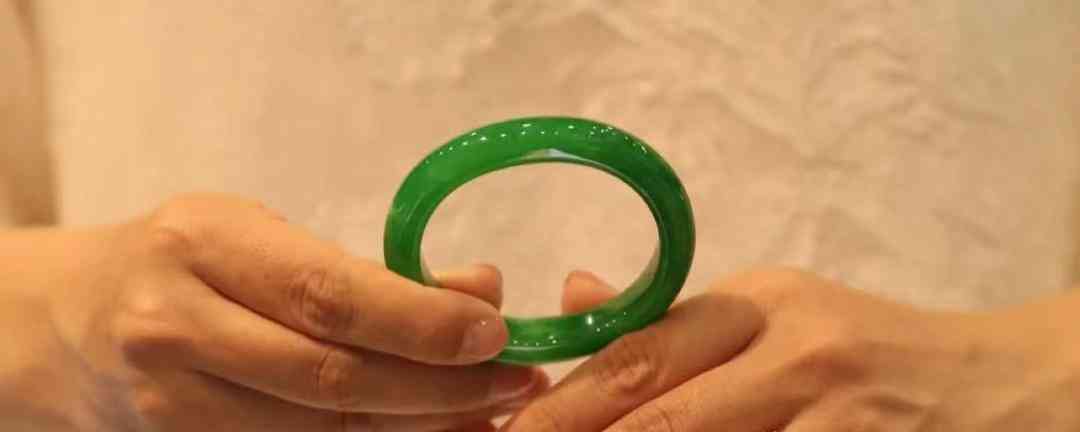 怎么看翡翠手镯真假(手电筒怎么看翡翠手镯真假)