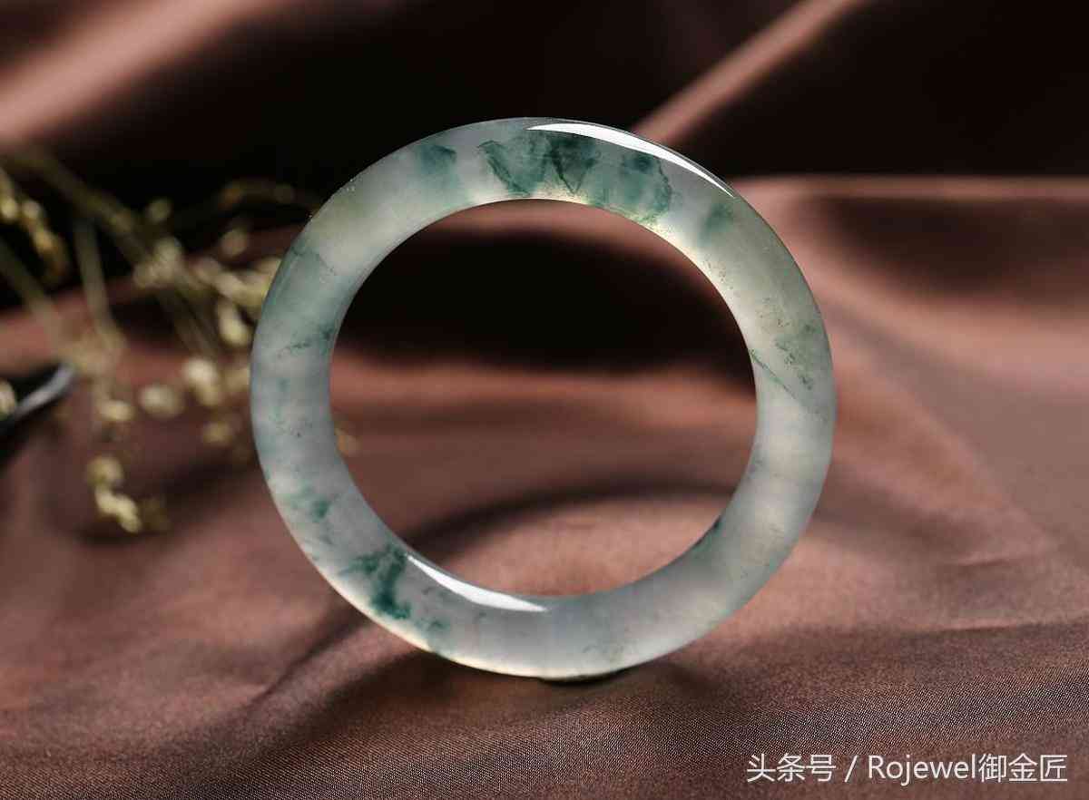 佩戴翡翠手镯的禁忌(佩戴翡翠手镯的功效与作用)