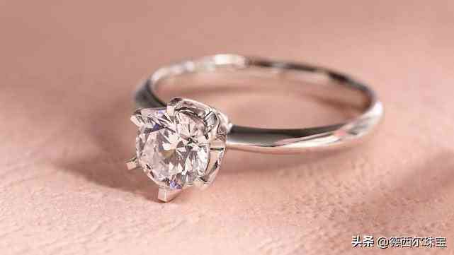 女的戒指应该戴在左手还是右手(女的戒指应该戴在左手还是右手上)