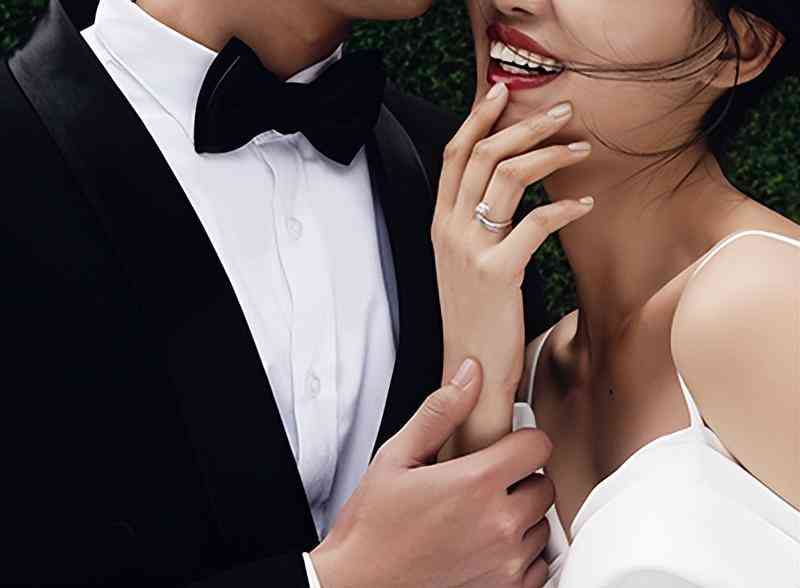 女士结婚戒指的戴法和意义(女士结婚戒指的戴法和意义图解)