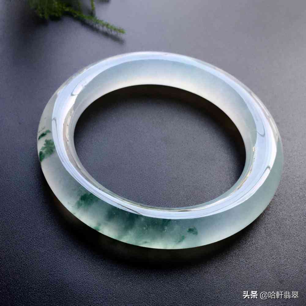 翡翠镯子飘绿的好还是不飘绿的好(翡翠手镯是飘花的好还是纯色的好)
