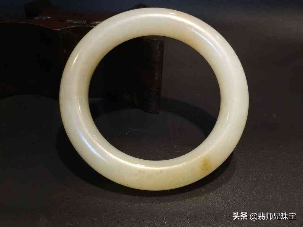 和田玉手镯真假鉴定方法简单(和田玉手镯真假鉴定方法简单视频)