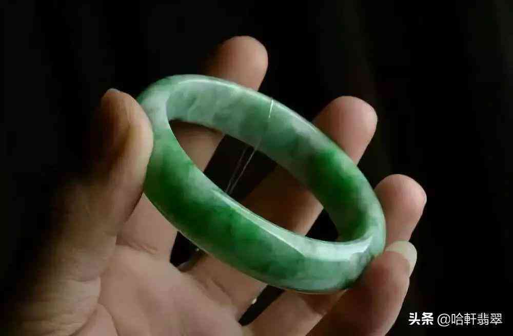 怎么鉴定翡翠的真假方法(怎么鉴定翡翠的真假方法视频)