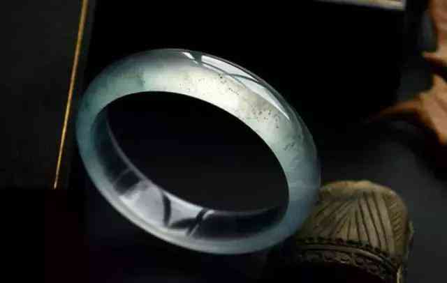 翡翠手镯的寓意(翡翠手镯的寓意和象征)