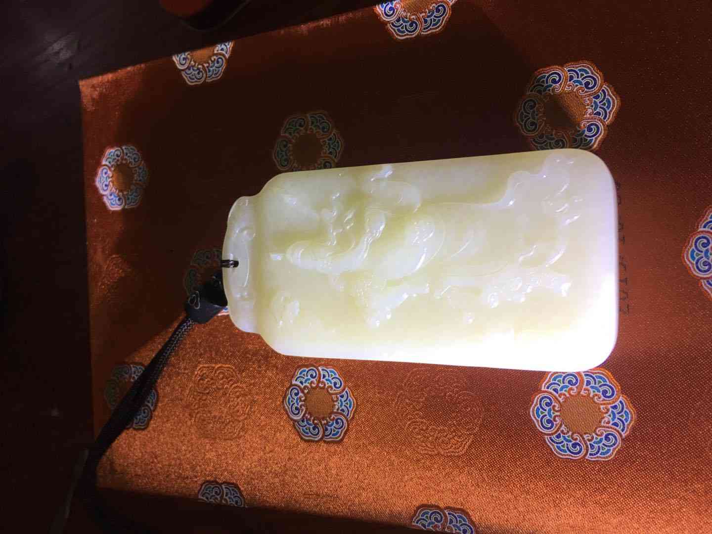 羊脂玉和和田玉哪个价值高(羊脂玉和和田玉哪个价值高些)