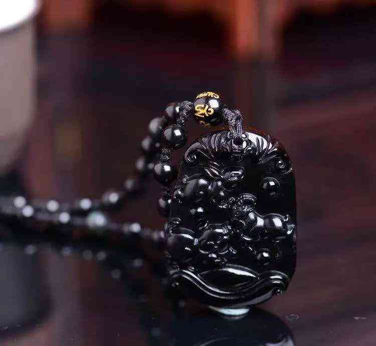 黑曜石的功效与作用佩戴禁忌(黑曜石的功效与作用佩戴禁忌男生)