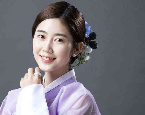 带玉手镯对女性有什么好处(带玉手镯对女性有什么好处四十多岁带哪种玉好)