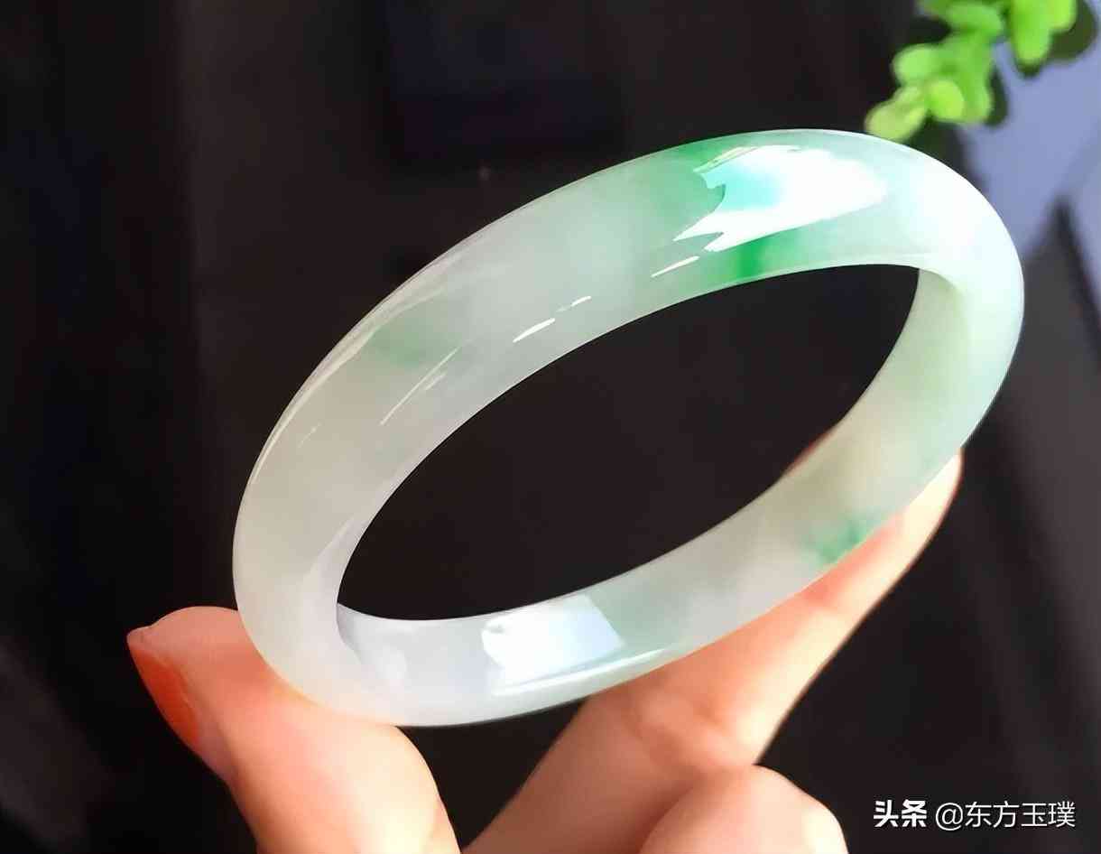 假玉镯有什么明显特点(假玉镯有什么明显特点图片)