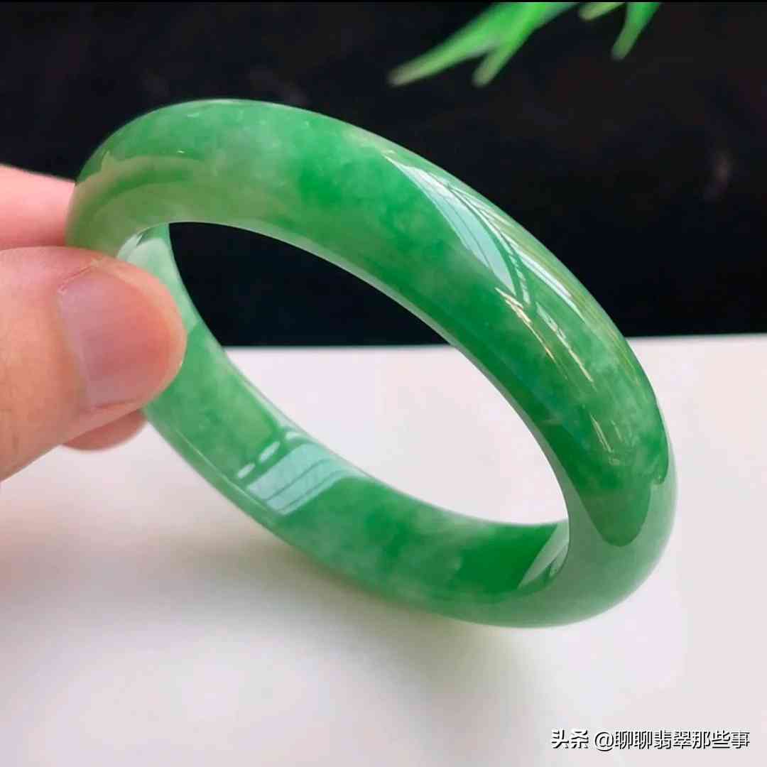 糯化种翡翠手镯价格(糯化种翡翠手镯价格质量好吗)