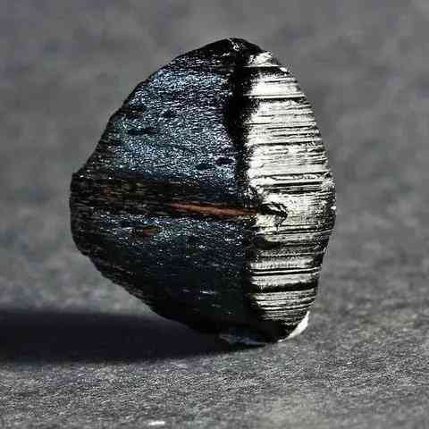 蓝硅硼钙石是一种极其稀有的含硼二氧化硅矿物形式,呈深蓝绿色至蓝