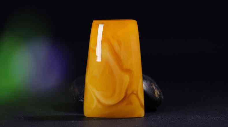 琥珀手链的功效与作用(琥珀手链的功效与作用佩戴禁忌)