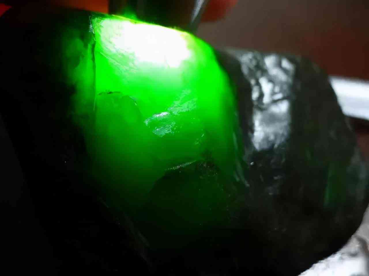 翡翠原石怎么选(翡翠原石怎么选购)