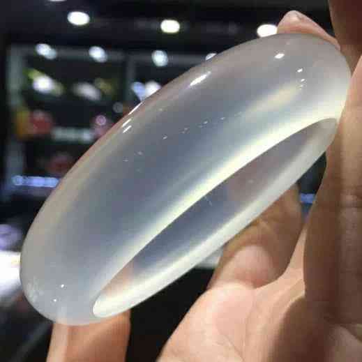 真假玛瑙手镯鉴别方法(真假玛瑙手镯鉴别方法视频)