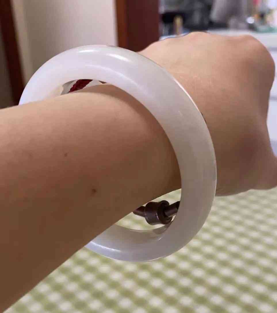 真正和田玉手镯价格(真正的和田玉手镯价格)