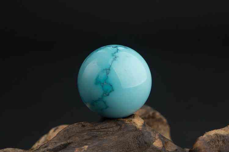 孔雀石和绿松石哪个贵(孔雀石和绿松石哪个贵些)