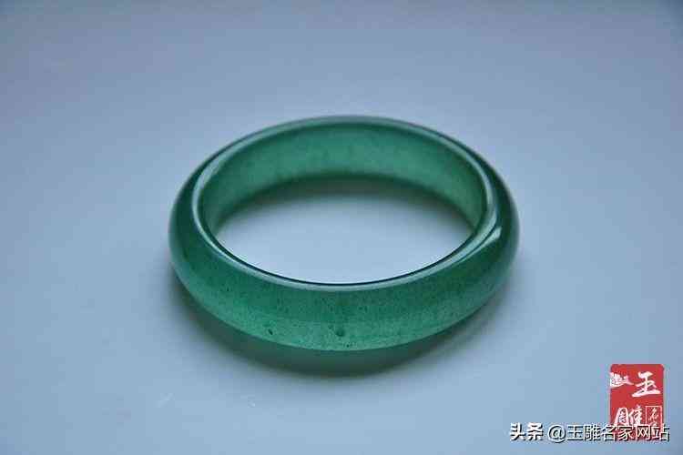 东陵玉手镯颜色深好还是浅好(东陵玉手镯深色好还是浅色好)