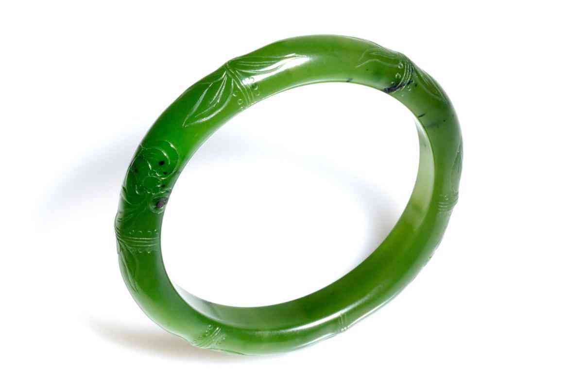 女人带玛瑙好还是玉好(女人带玛瑙好还是玉好玉)