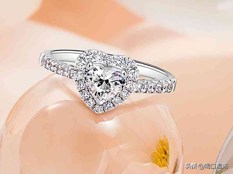 情人节买什么礼物送情人(情人节买什么礼物送情人男)