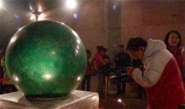 天然夜光石一般多少钱(天然荧光石价值多少钱)