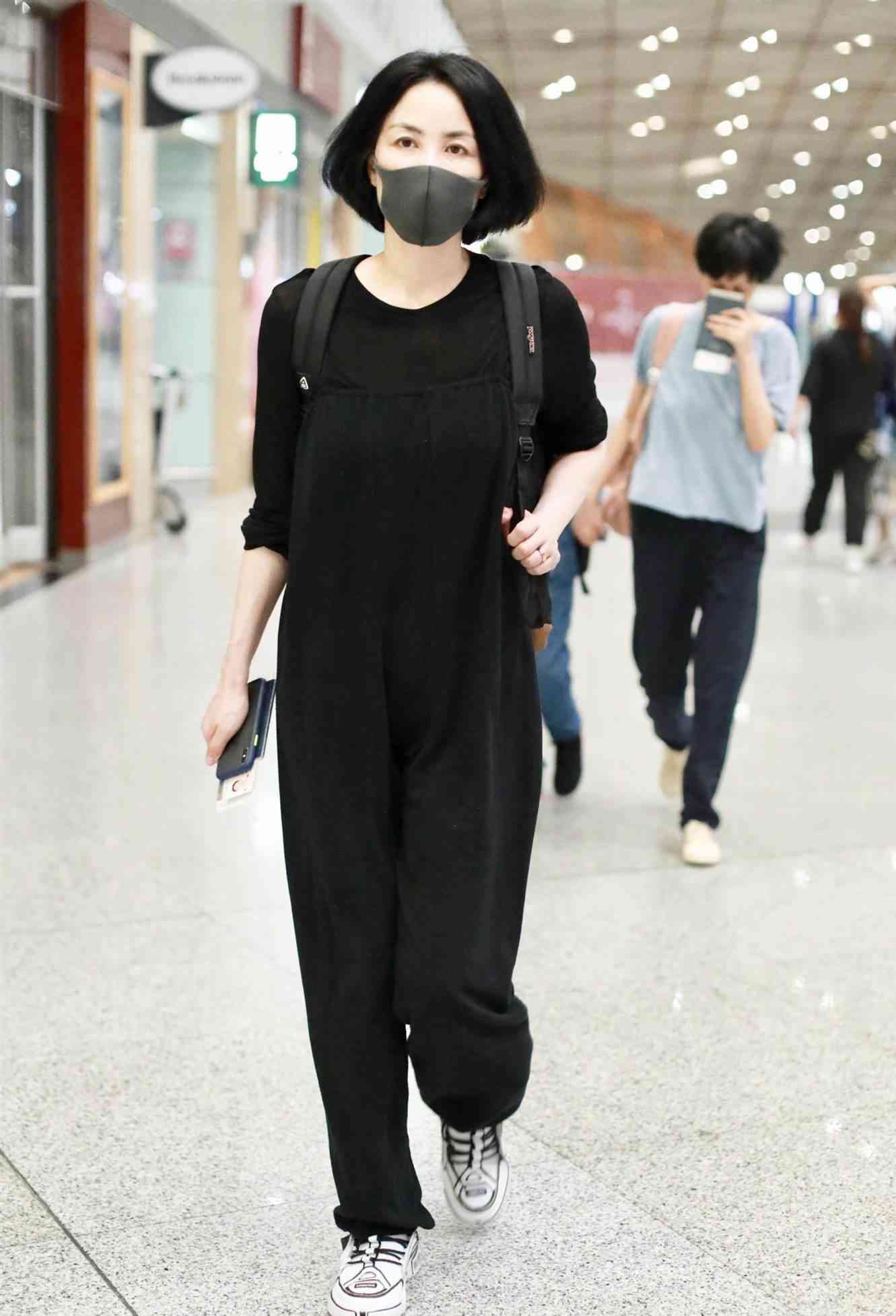 女士右手无名指戒指(女士右手无名指戒指是什么意思)