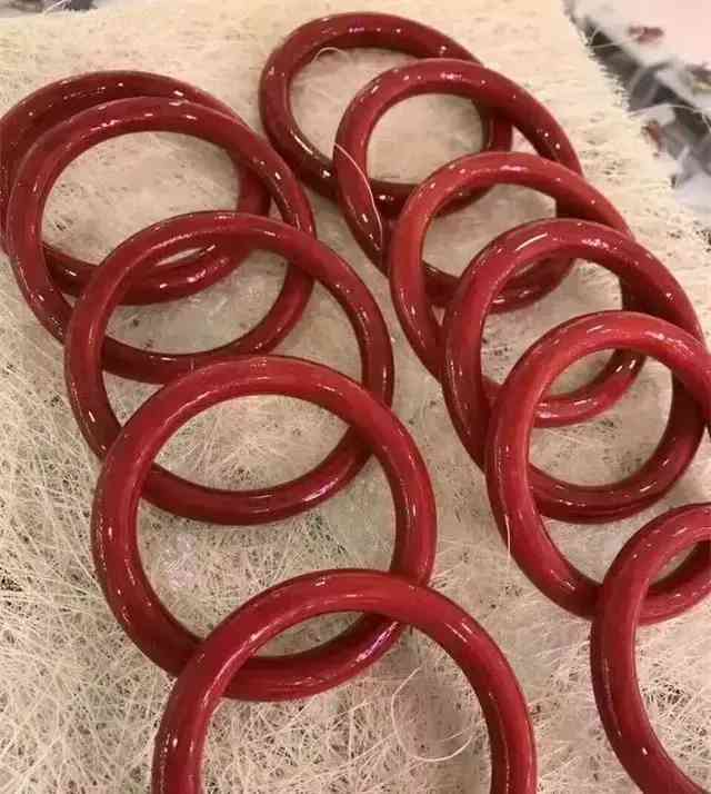 红珊瑚手镯(红珊瑚手镯都是拼接的吗)