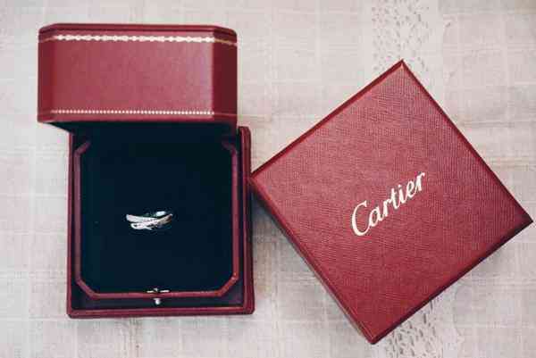 卡地亚戒指三色金(卡地亚戒指三色金里面写的什么)