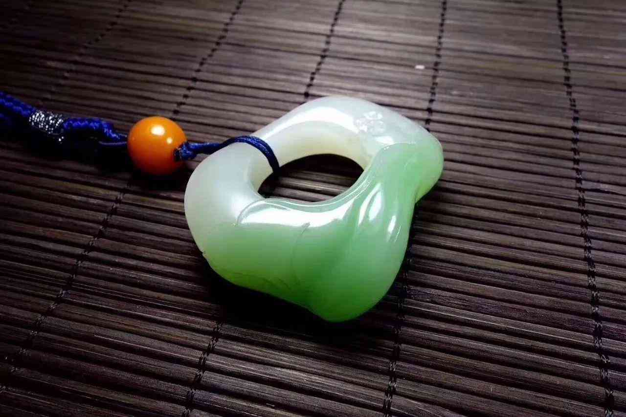 阿富汗玉手镯多少钱一只(阿富汗玉手镯多少钱一只图片)