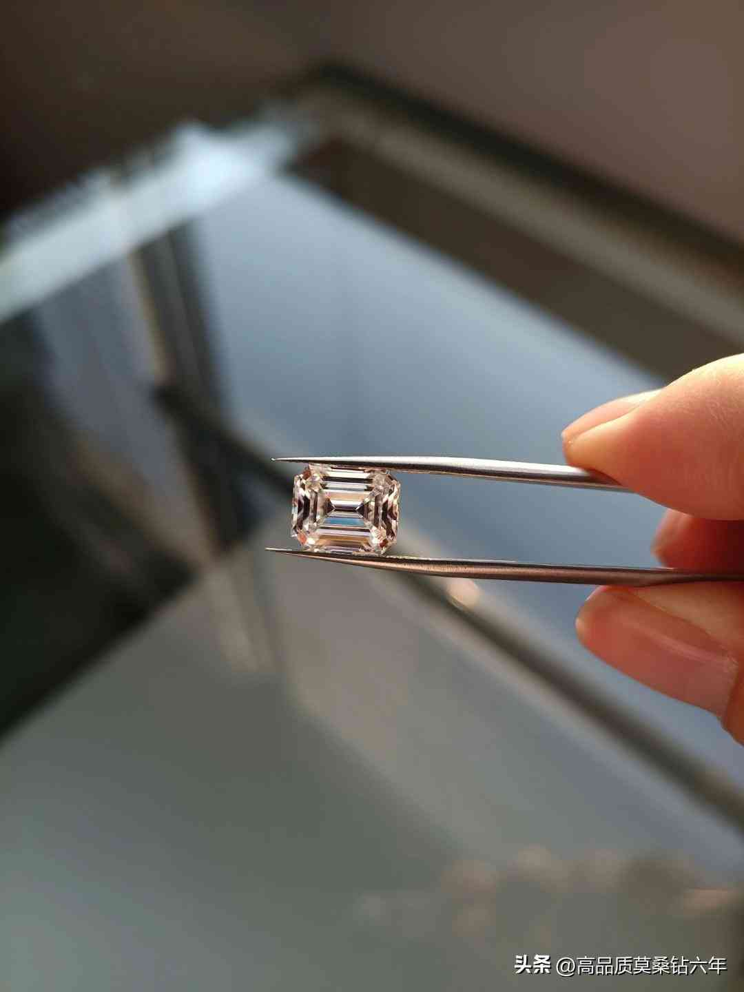 莫桑石戒指一般多少钱(莫桑石戒指一般多少钱一克拉)