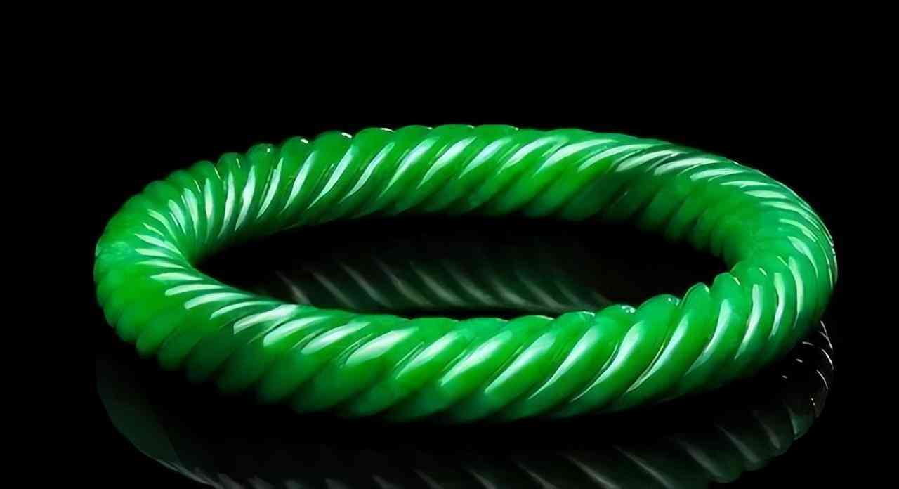 什么玉镯子对女性好(什么玉镯子对女性好呢)