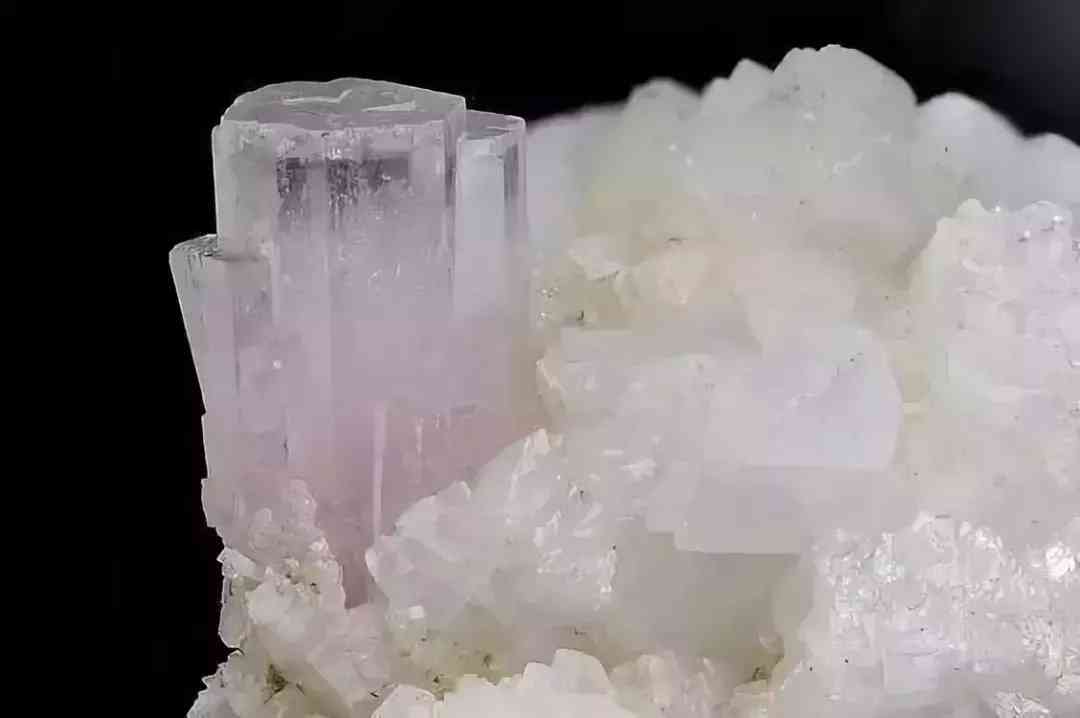 摩根石手串的功效与作用(摩根石手串的功效与作用禁忌)