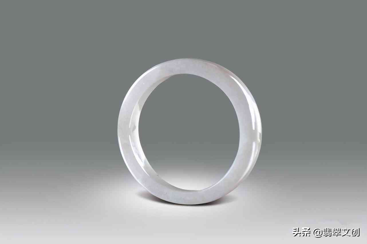 锆石是什么材质(锆石跟莫桑钻哪个好)