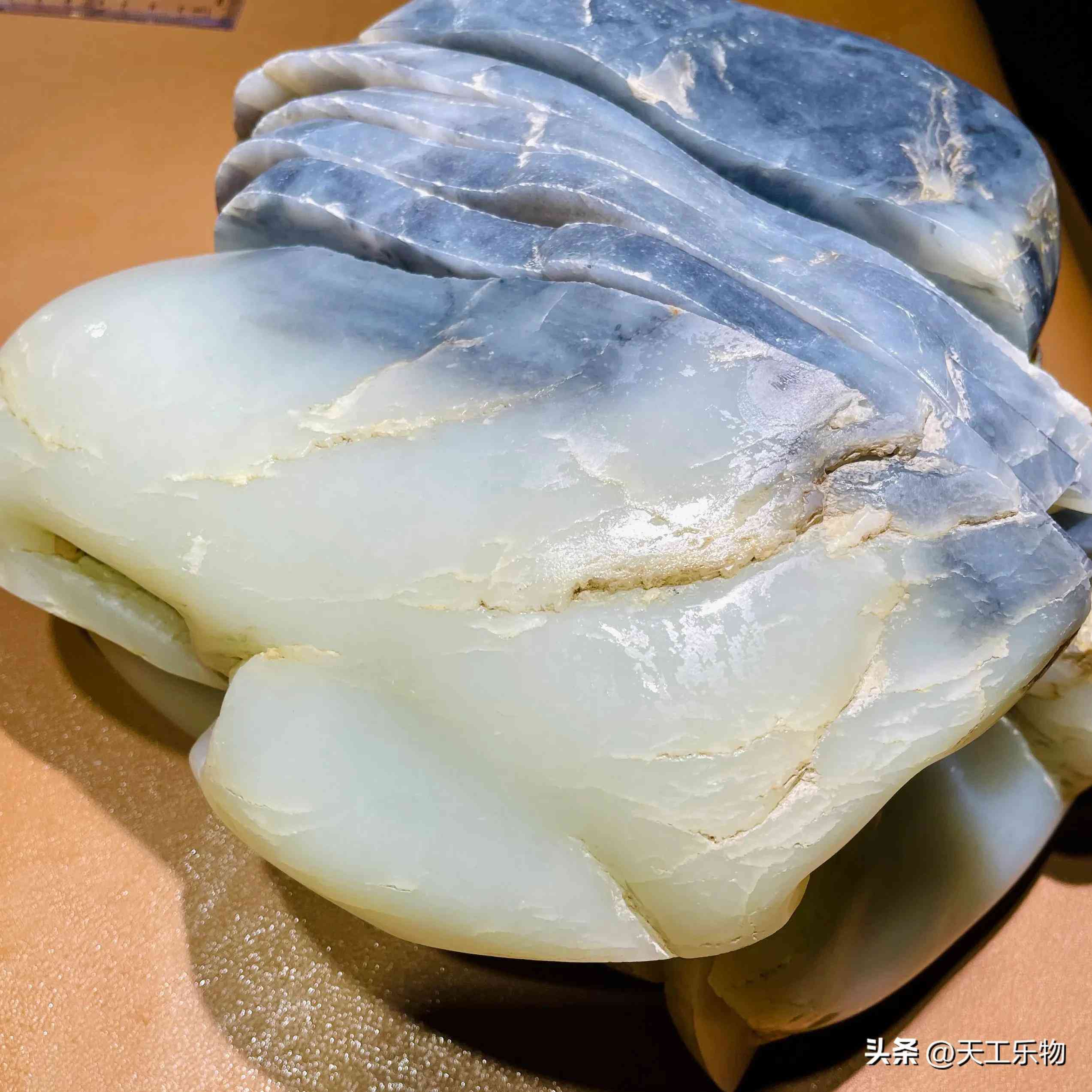 籽料和羊脂玉哪个更好(籽料羊脂玉与山料羊脂区别)