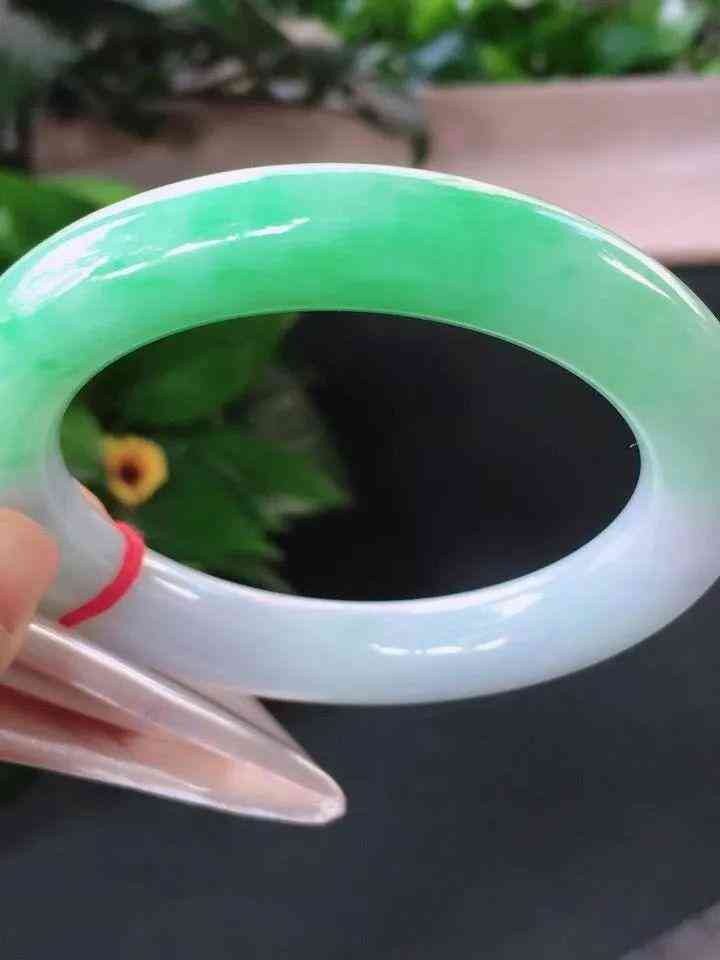 怎么鉴定翡翠的真伪(手电筒翡翠鉴别最直接方法)