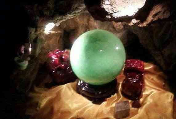 翡翠手镯的功效与作用(翡翠手镯真的对身体好吗)