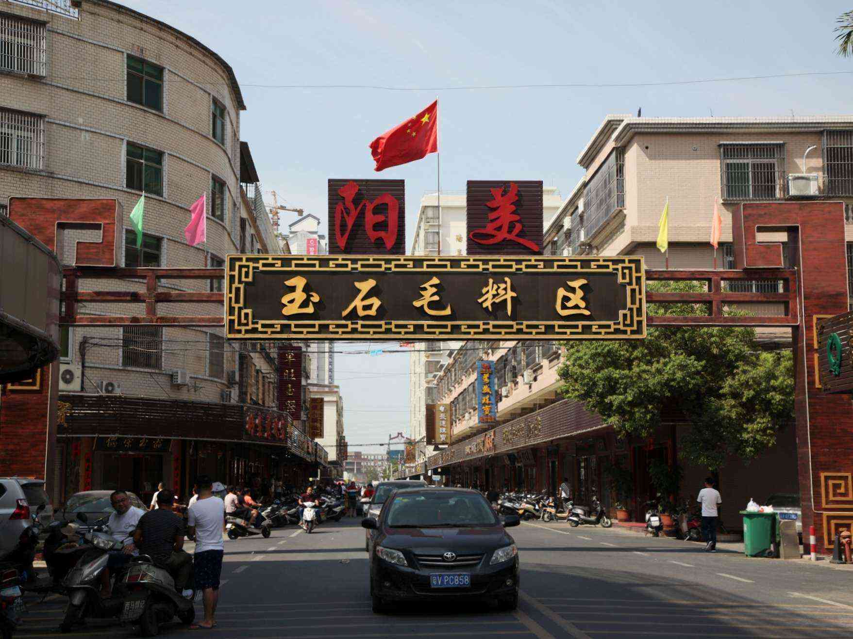 翡翠镯子会越戴越透吗(翡翠镯子会越戴越亮吗)