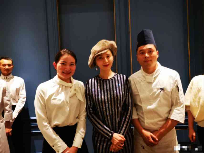 无名指戴戒指什么意思女(左手无名指戴戒指什么意思女)