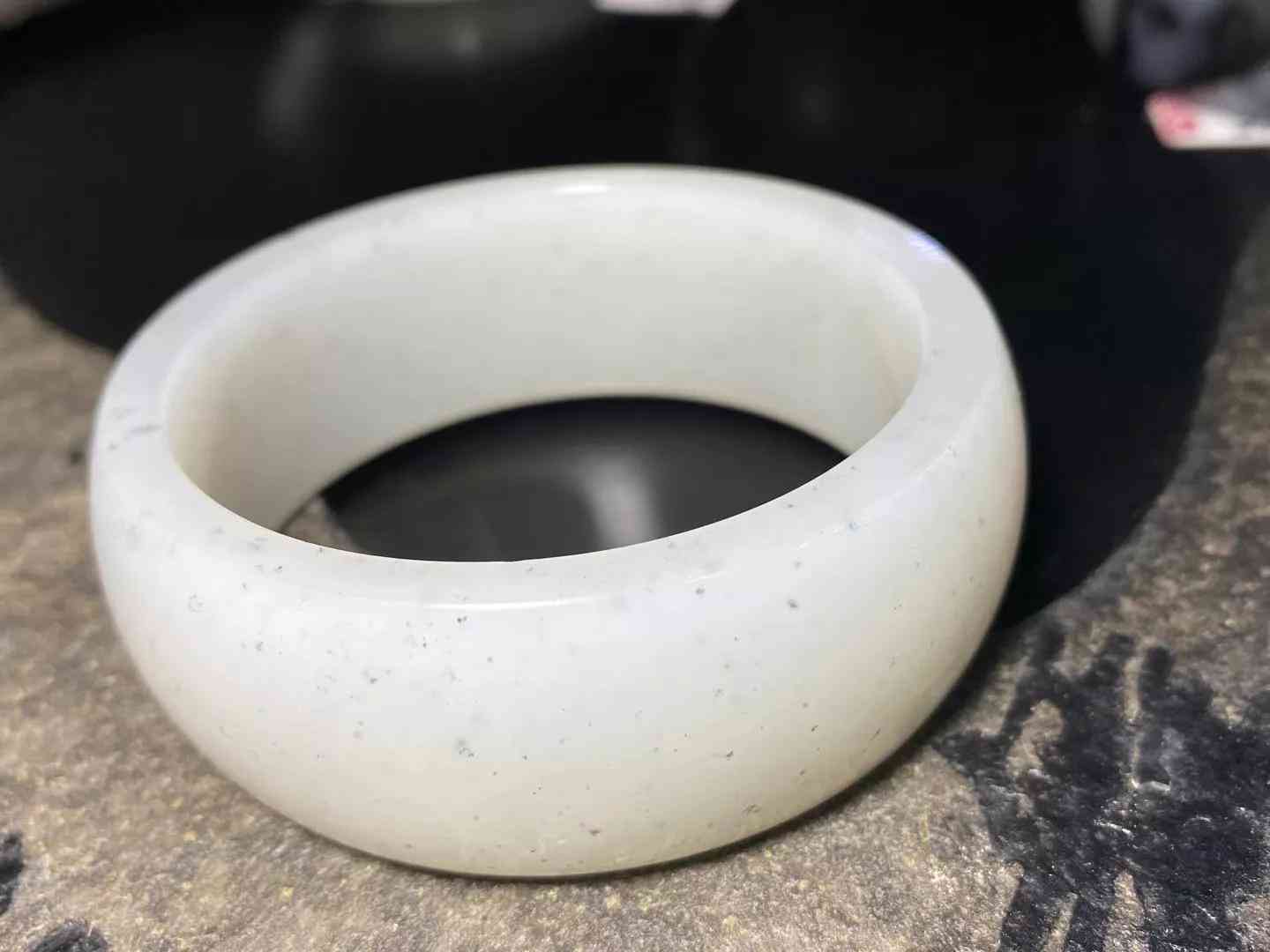 籽料手镯怎么辨别是真是假(籽料镯子怎么鉴定)