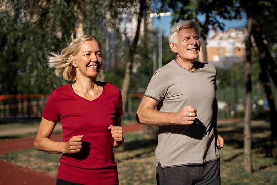 结婚戒指男生应该戴哪只手(结婚戒指女生应该戴哪只手)