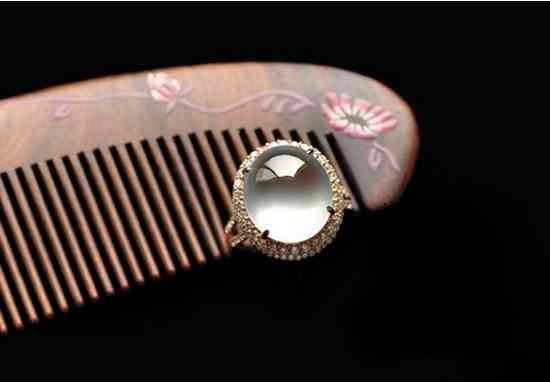 买钻戒应该注意什么(买钻戒要注意什么才不会被骗)