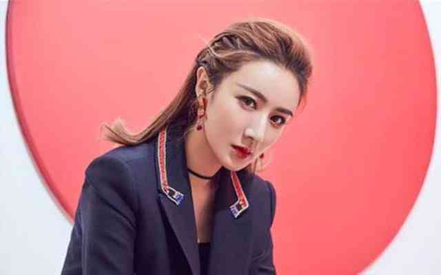 925镶钻石戒指多少钱(925银镶钻石戒指多少钱)