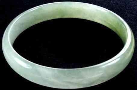 玛瑙玉髓和翡翠有什么区别(玛瑙玉髓对身体有害吗)