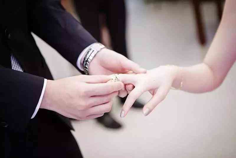 左手戴戒指五个手指的含义(左手戴戒指五个手指的含义图女?)