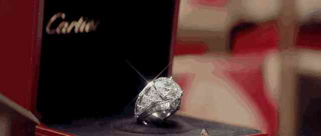 左手无名指戴戒指什么意思(右手食指左手无名指戴戒指什么意思)