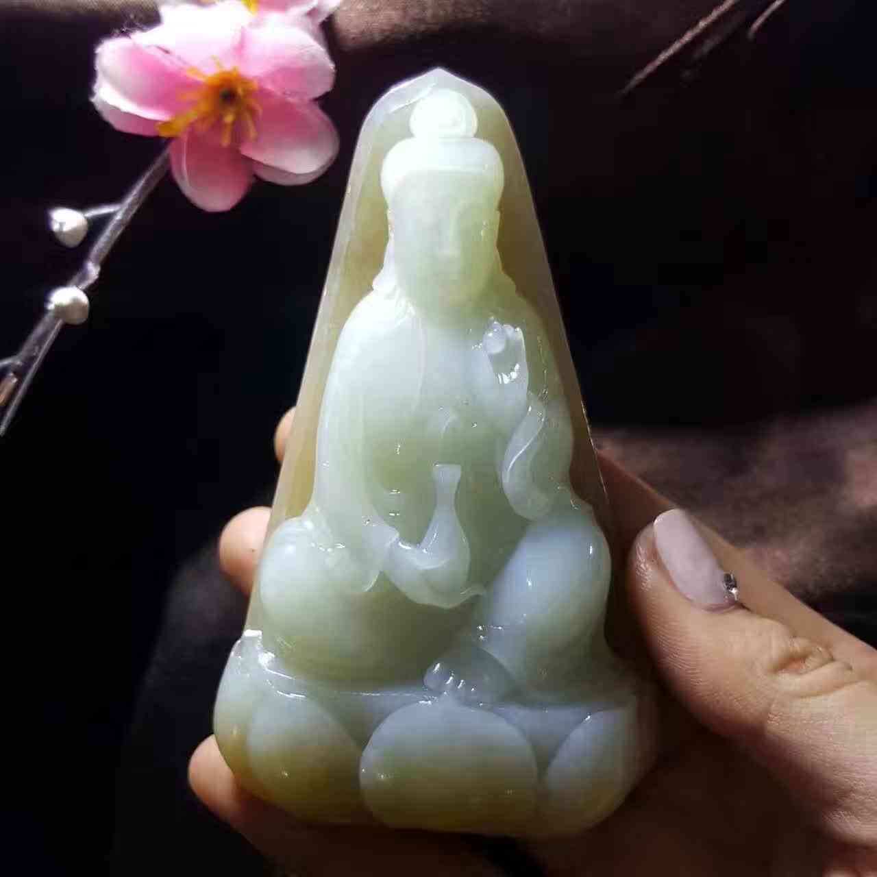 怎样辨别玉吊坠的好坏(怎么辨别玉石吊坠的好坏真假)