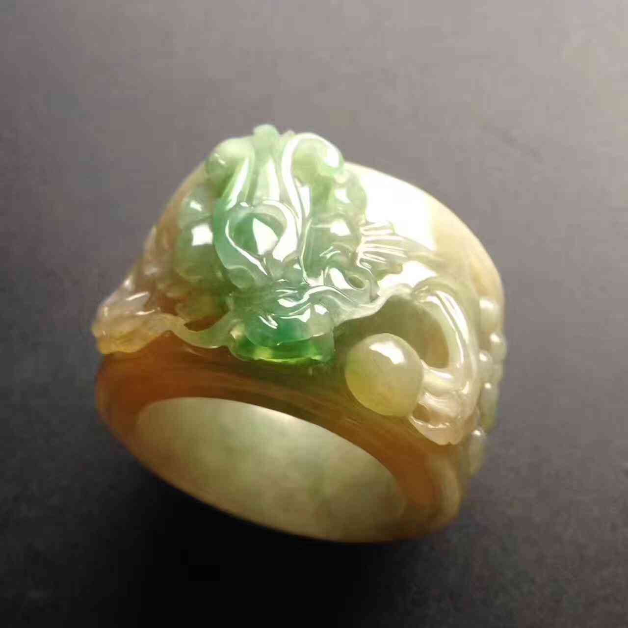 如何鉴定翡翠手镯真假(鉴定翡翠手镯真假的简单方法)