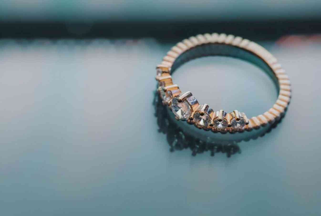 女生中指戴戒指(女生中指戴戒指是指什么)